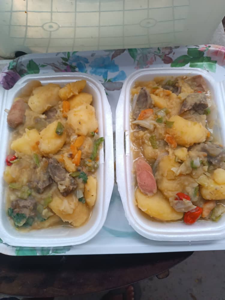 Deux portions de cuisine en sauce